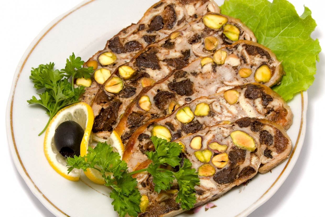 Мясной рулет с черносливом и орехами в духовке Мясной рулет с черносливом и орехами в духовке