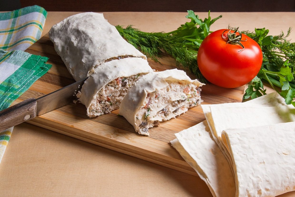 Рулет из лаваша с курицей и сыром Рулет из лаваша с курицей и сыром
