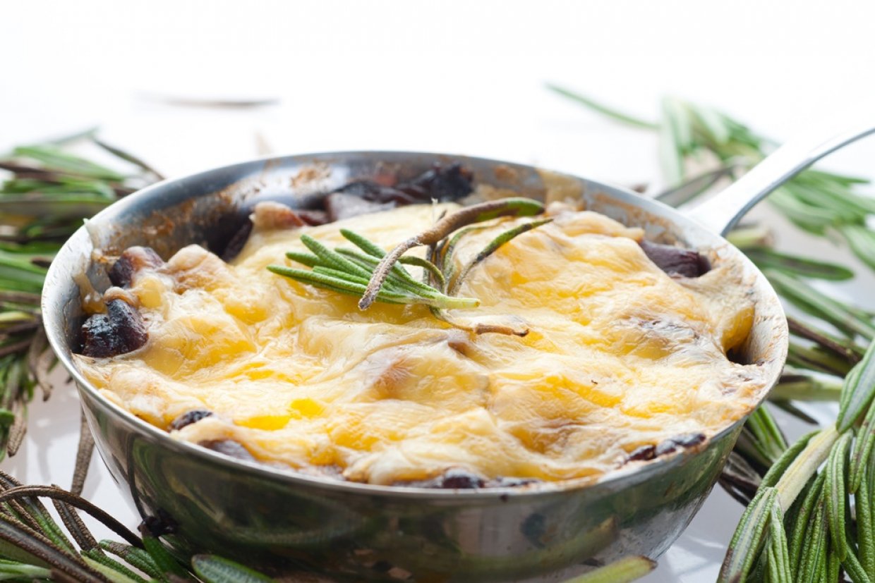 Жульен с курицей, грибами и сливками на сковороде Жульен с курицей, грибами и сливками на сковороде