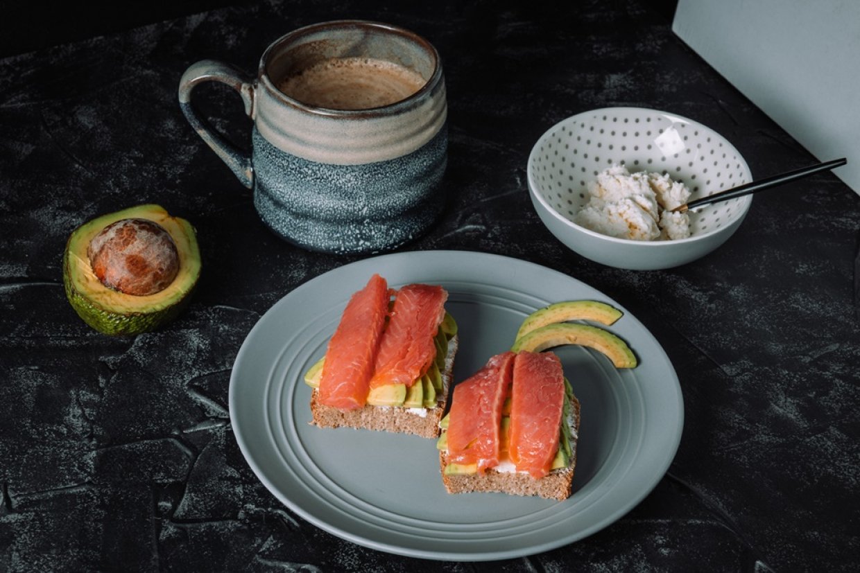 Простые и вкусные бутерброды с авокадо и красной рыбой Простые и вкусные бутерброды с авокадо и красной рыбой