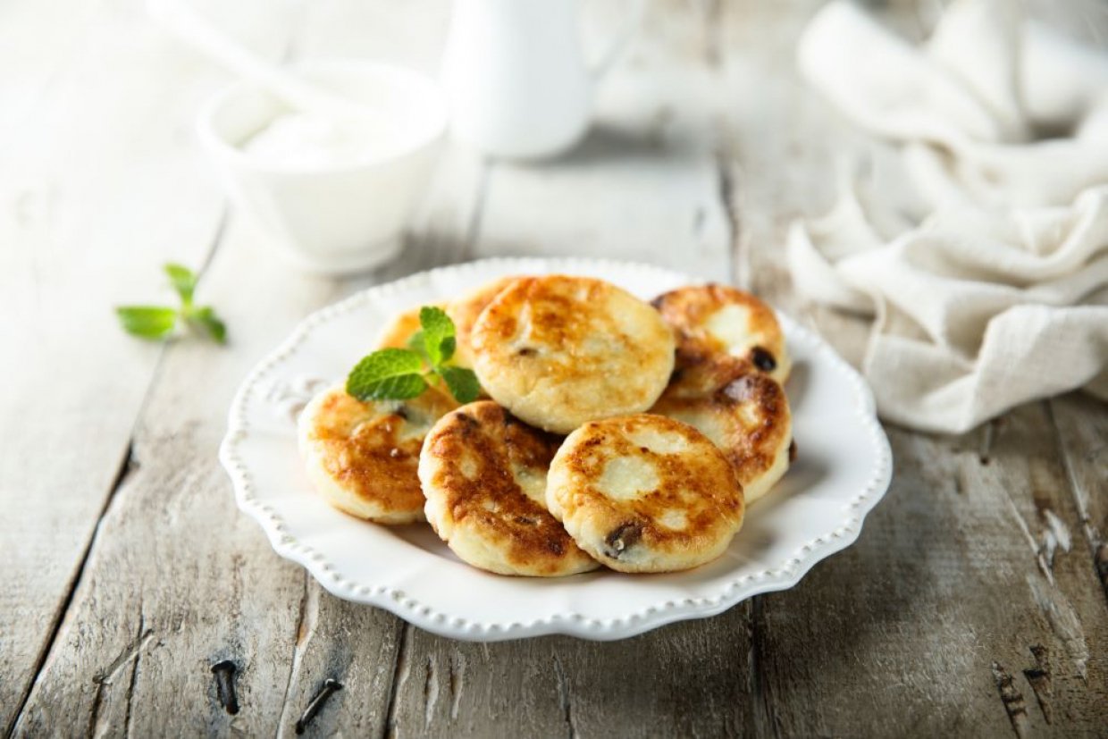 Сырники из творога с изюмом Сырники из творога с изюмом