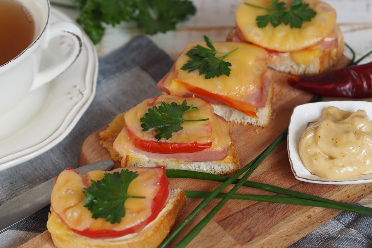 Горячие бутерброды с колбасой, сыром и помидорами в духовке Горячие бутерброды с колбасой, сыром и помидорами в духовке