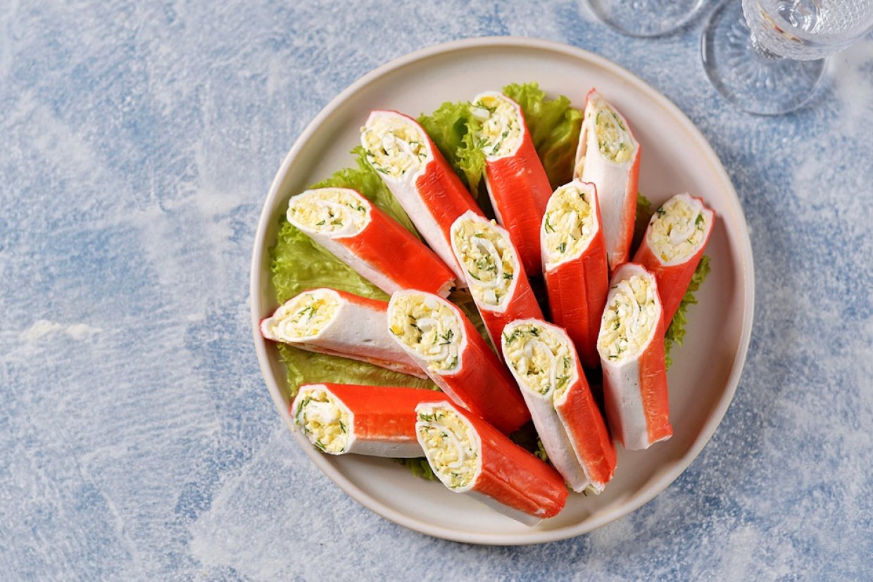 Крабовые палочки фаршированные сыром, яйцом и чесноком