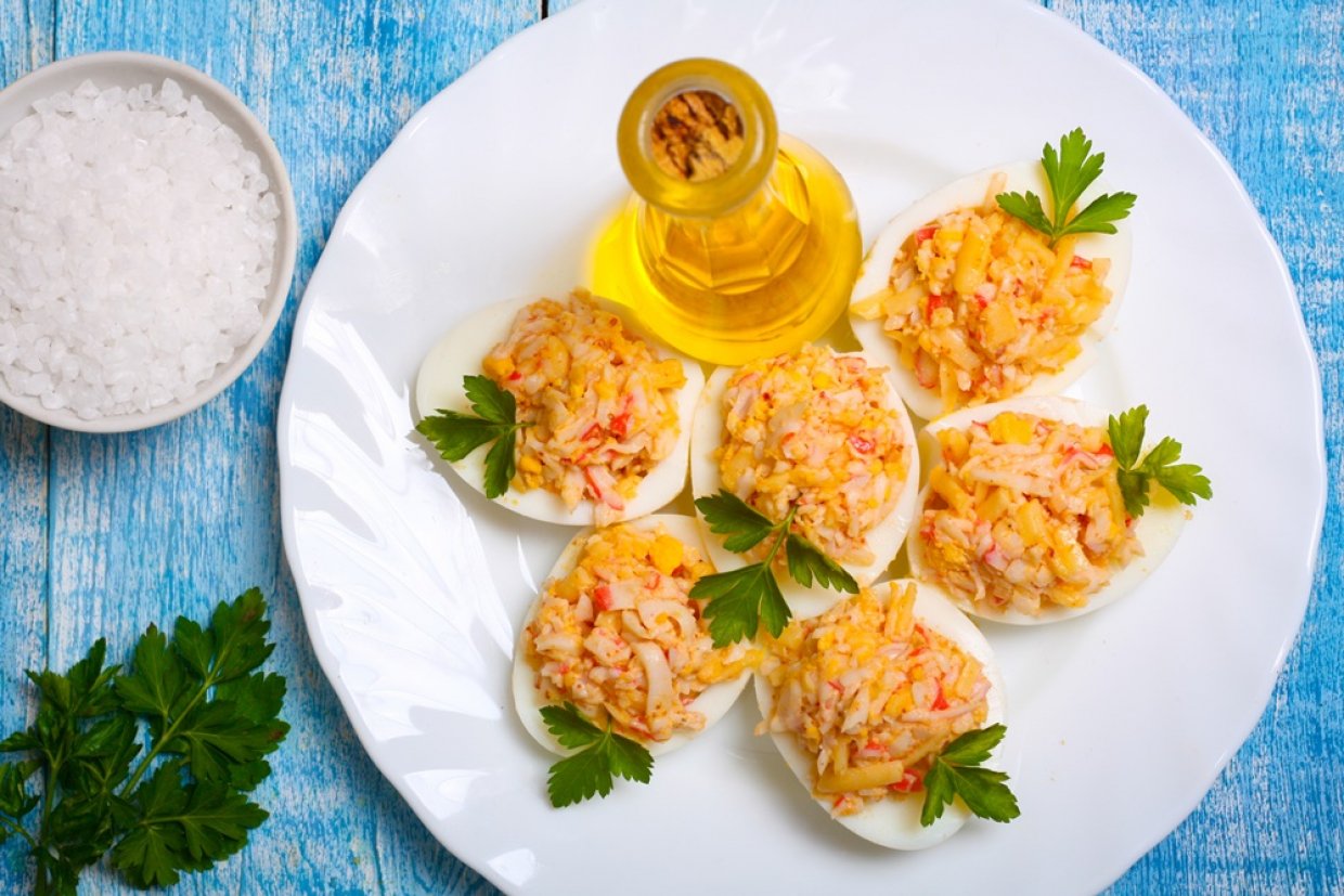 Фаршированные яйца с крабовыми палочками Фаршированные яйца с крабовыми палочками