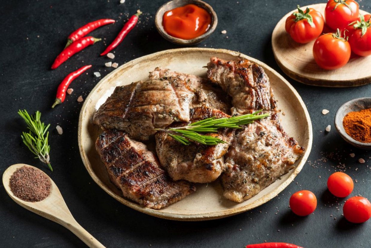 Сазан на мангале на решетке кусочками