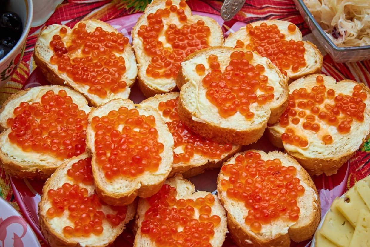 Бутерброды с красной икрой и сливочным маслом Бутерброды с красной икрой и сливочным маслом