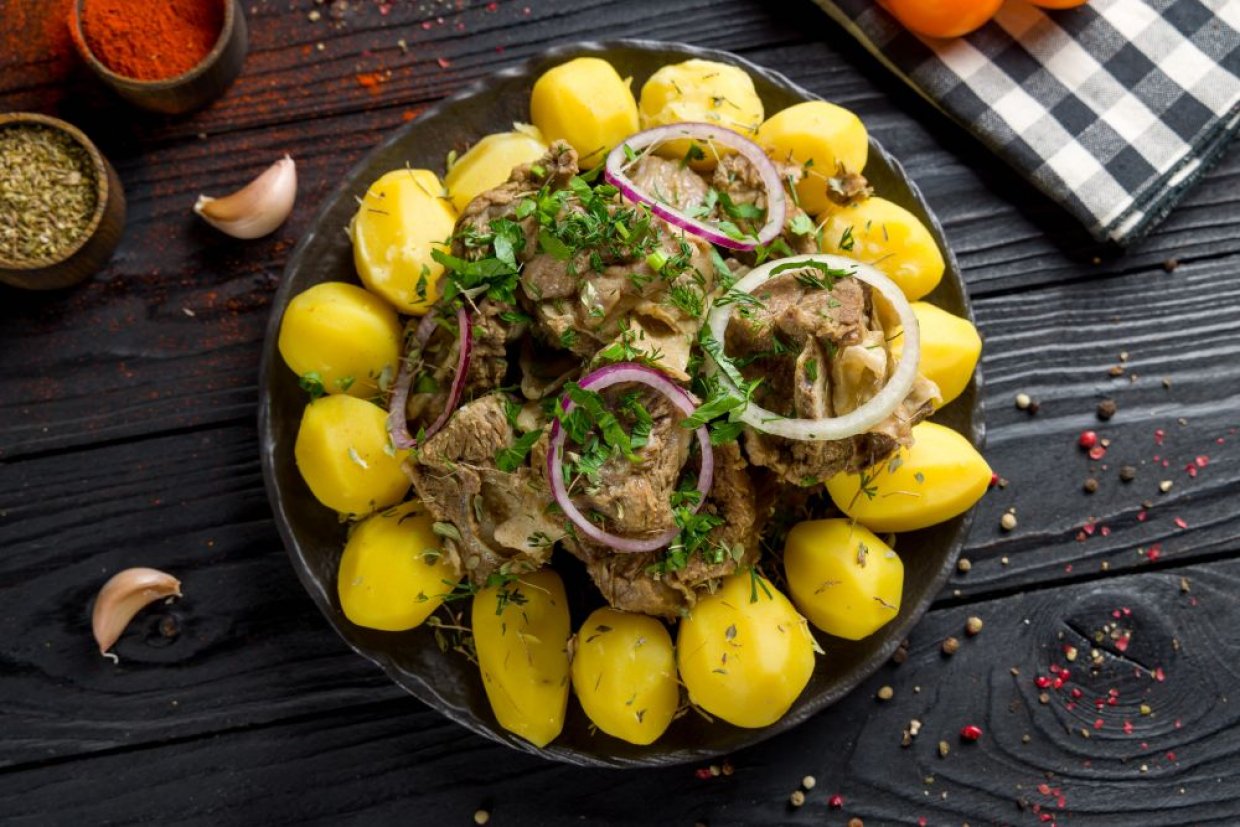 Казан-кебаб с картошкой и курицей в казане Казан-кебаб с картошкой и курицей в казане
