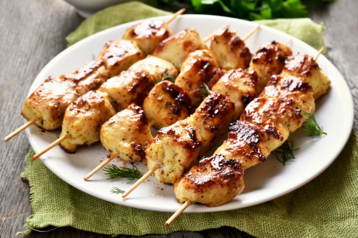 Куриный шашлык в духовке на шпажках Куриный шашлык в духовке на шпажках