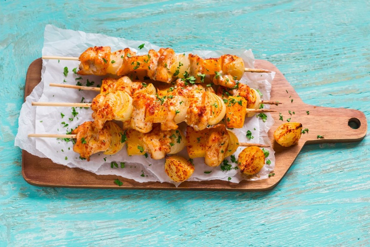 Сочный шашлык из филе курицы на мангале