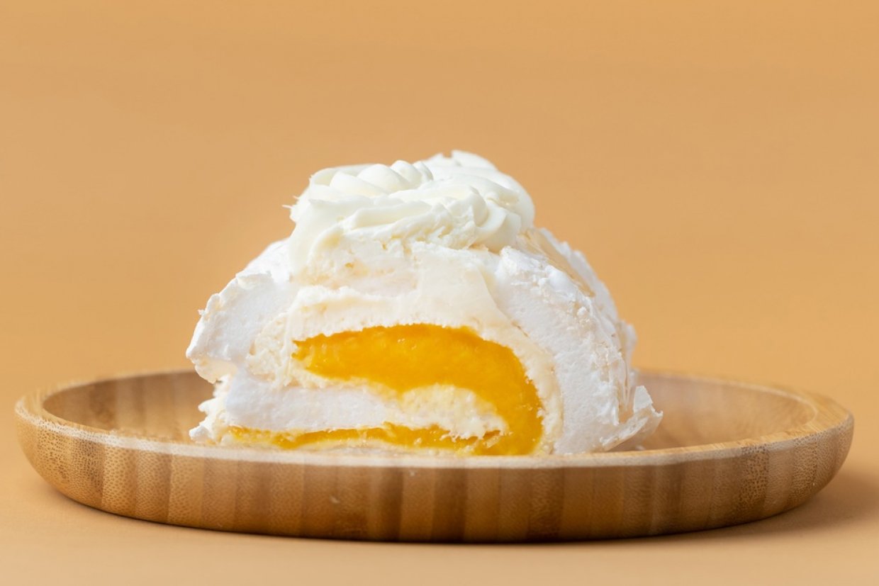 Меренговый рулет с манго