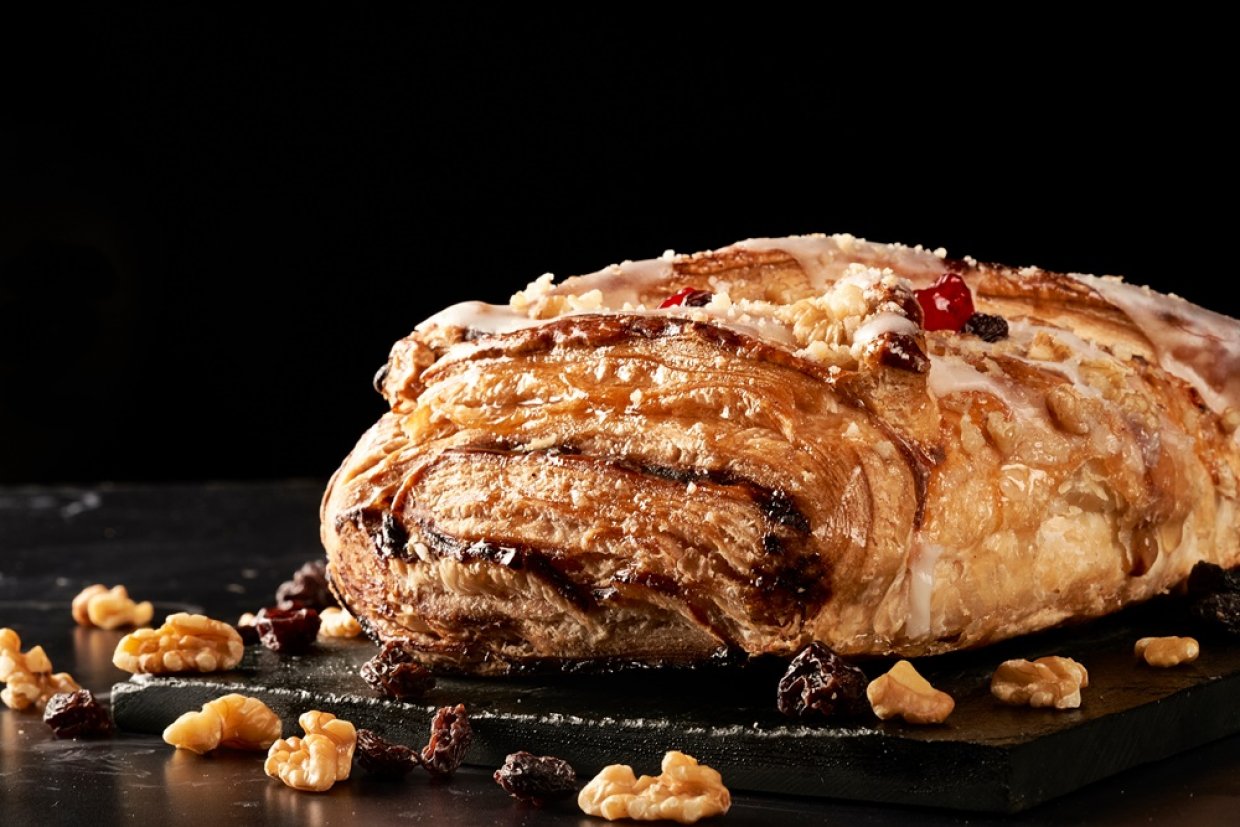 Рулет с орехами и изюмом Рулет с орехами и изюмом