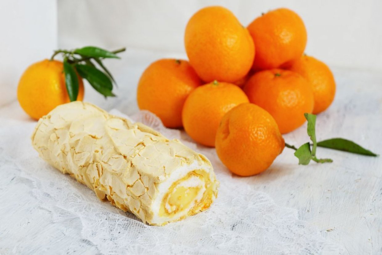 Меренговый рулет с мандаринами Меренговый рулет с мандаринами
