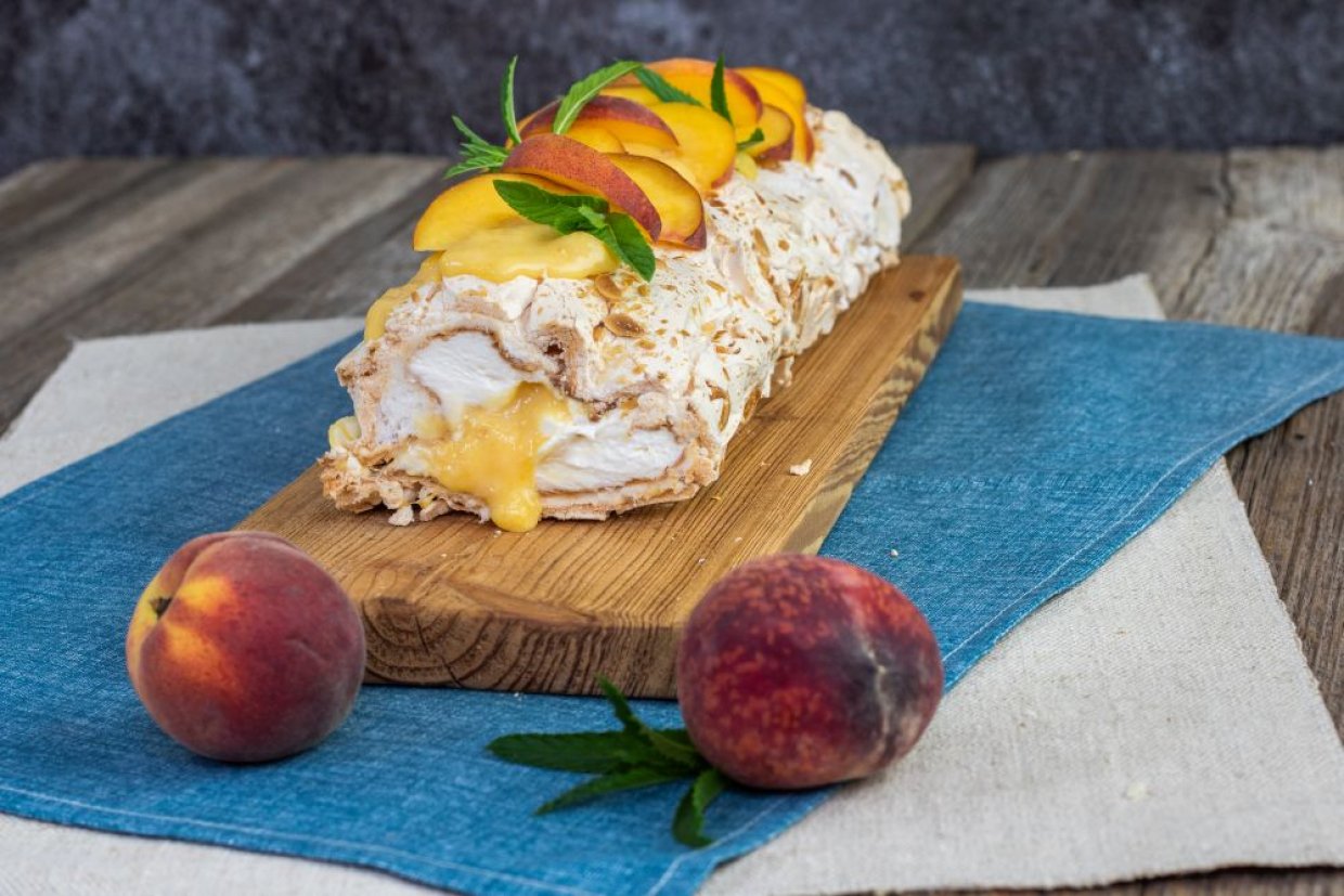 Меренговый рулет с персиками Меренговый рулет с персиками