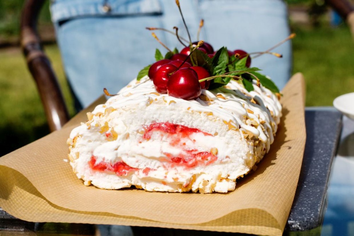 Меренговый рулет с черешней Меренговый рулет с черешней