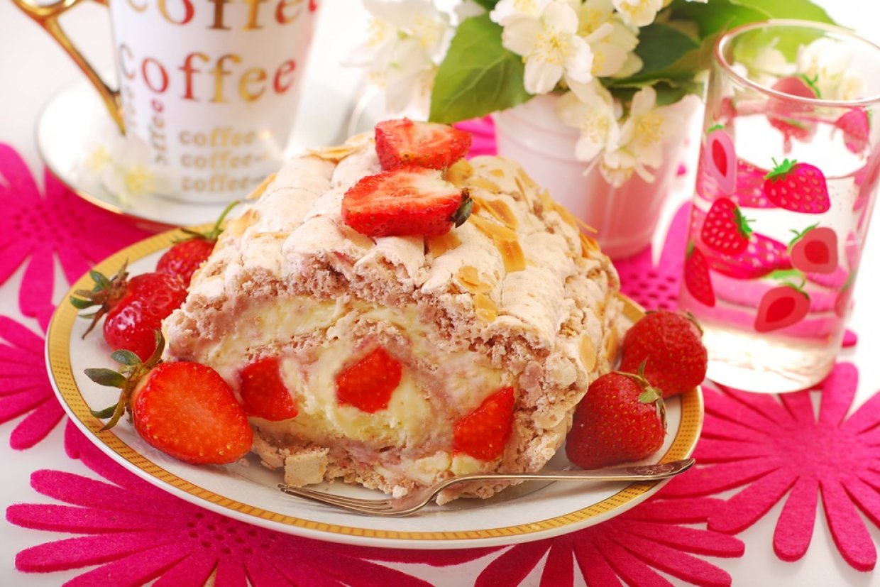 Меренговый рулет с клубникой Меренговый рулет с клубникой