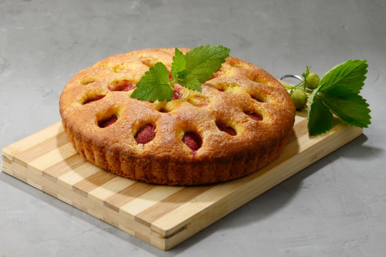 Шарлотка с клубникой Шарлотка с клубникой