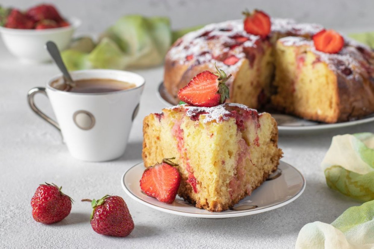 Шарлотка с клубникой в мультиварке Шарлотка с клубникой в мультиварке