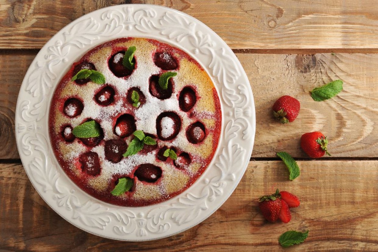 Шарлотка с клубникой и творогом Шарлотка с клубникой и творогом
