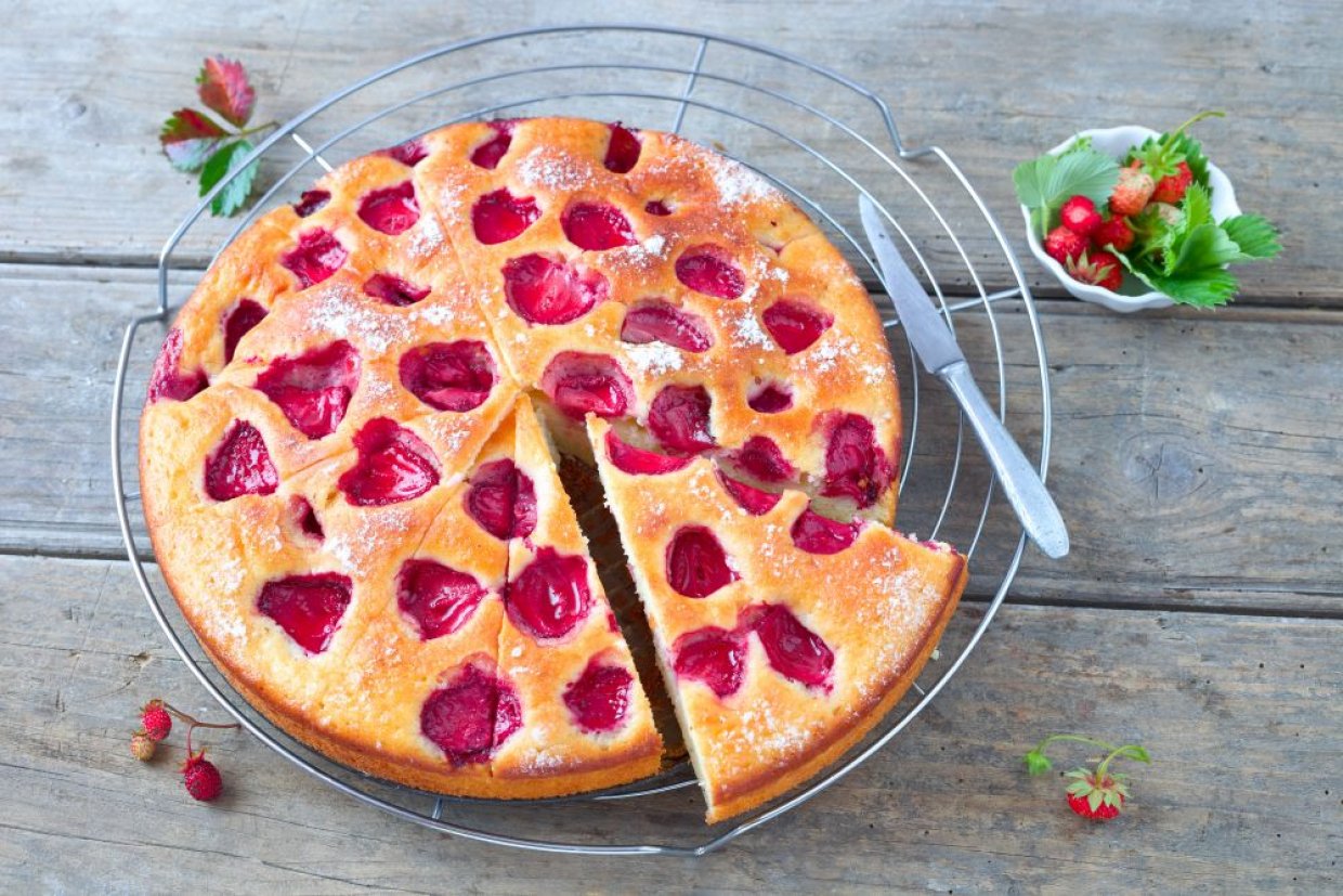 Шарлотка с клубникой на сковороде Шарлотка с клубникой на сковороде
