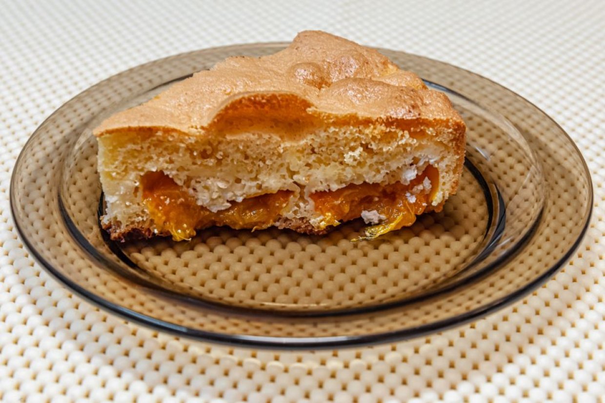 Шарлотка с курагой