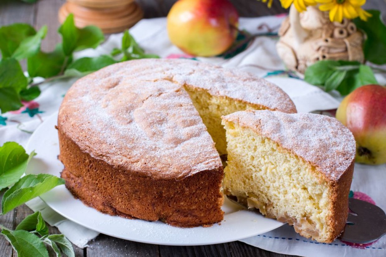 Шарлотка с яблоками и манкой Шарлотка с яблоками и манкой