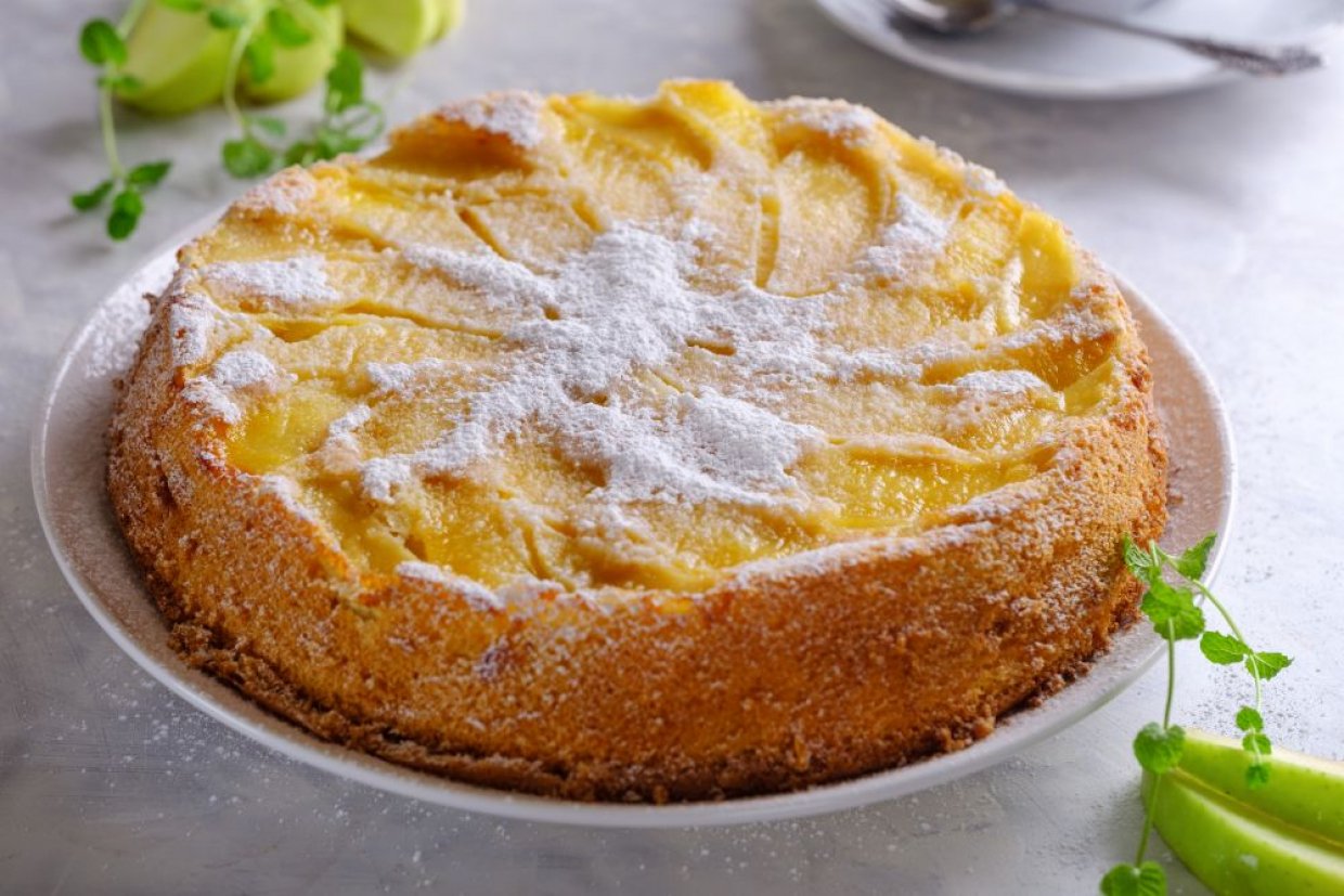 Шарлотка со сгущенкой и яблоками Шарлотка со сгущенкой и яблоками