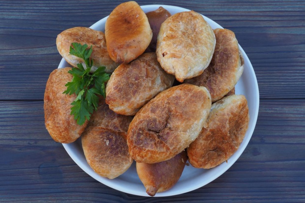 Жареные пирожки с капустой и грибами на сковороде Жареные пирожки с капустой и грибами на сковороде
