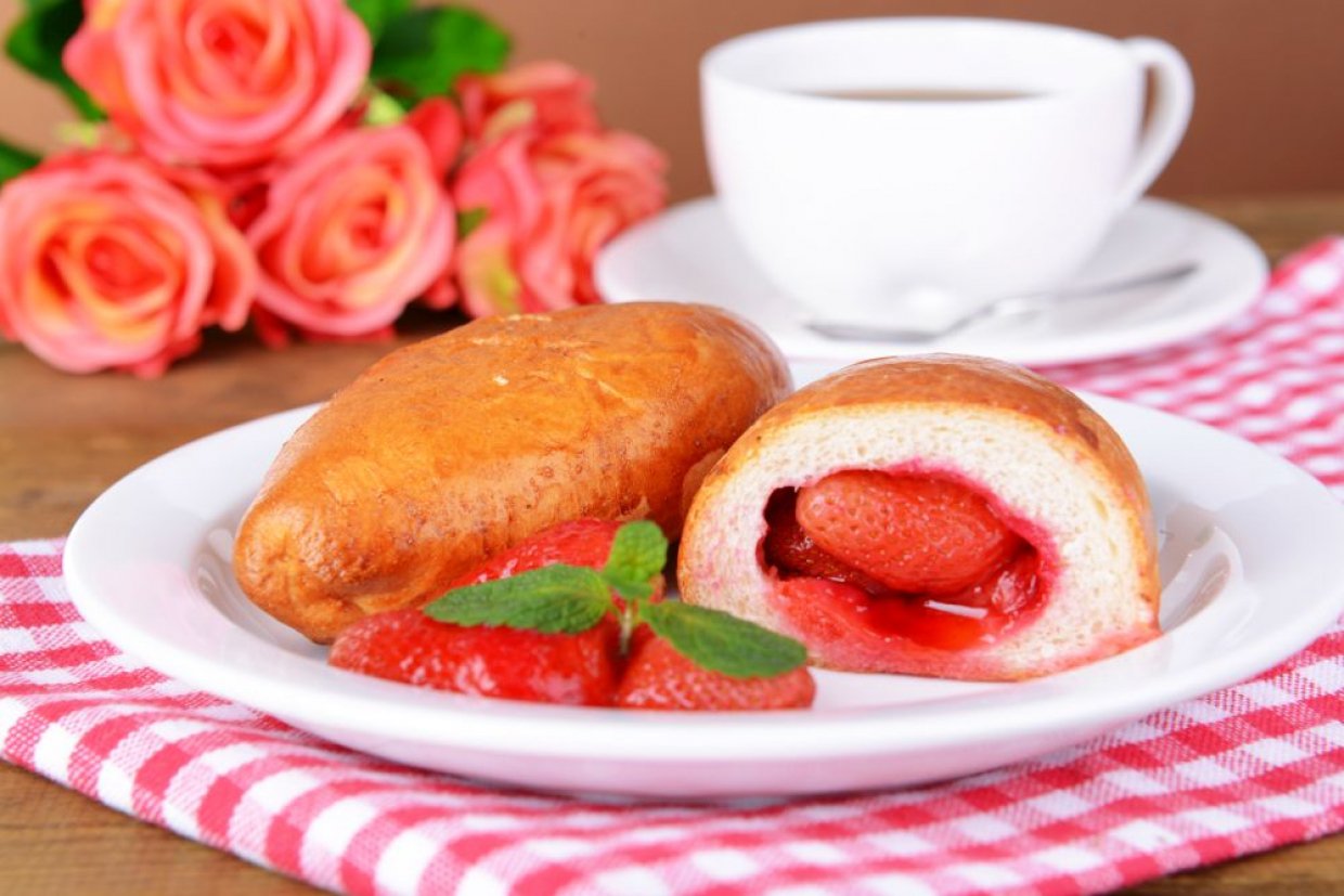 Пирожки с клубникой в духовке Пирожки с клубникой в духовке