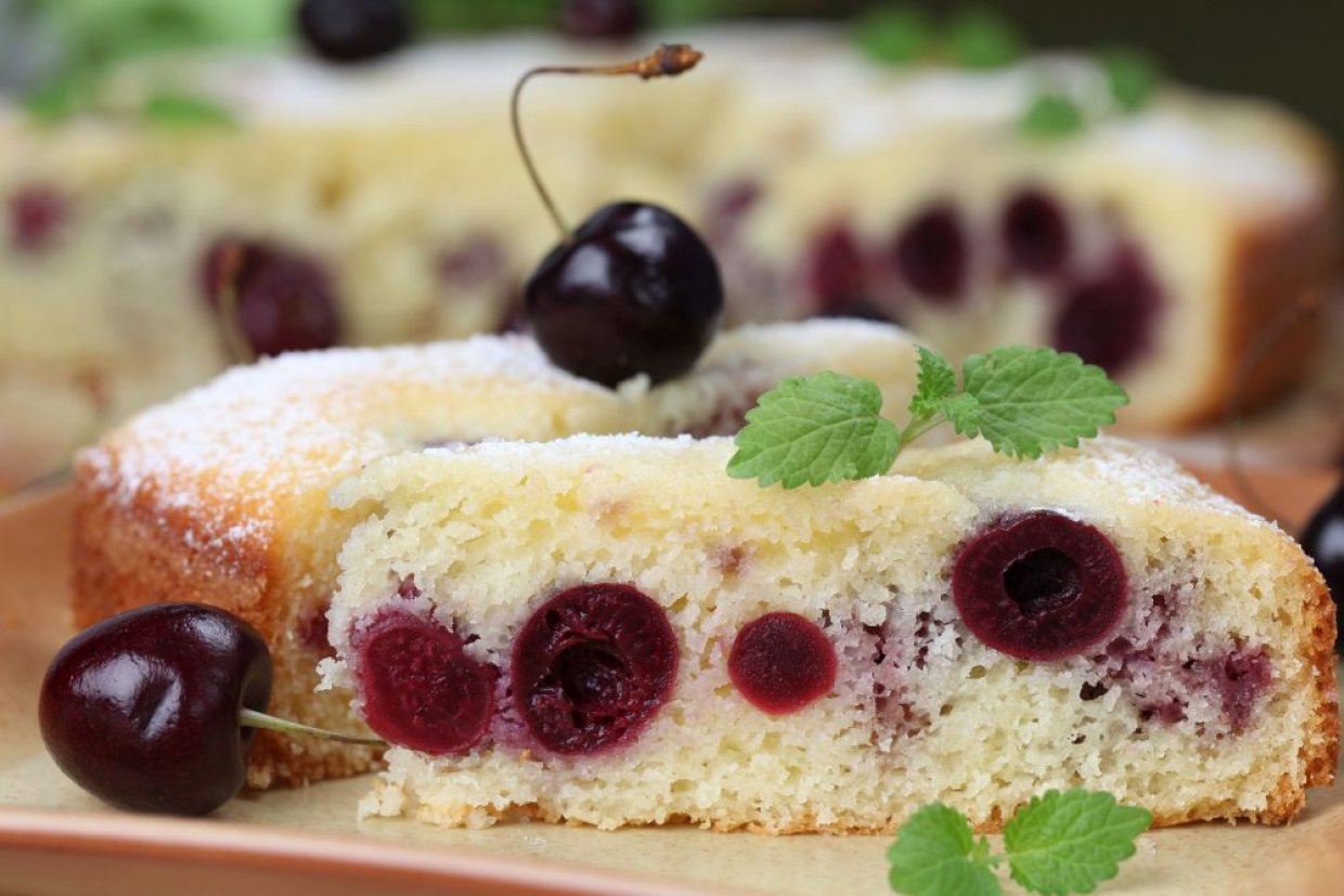 Шарлотка с черешней Шарлотка с черешней