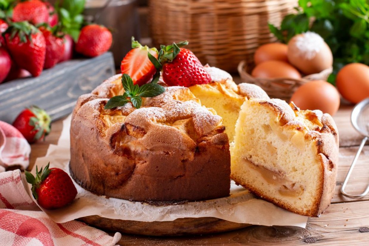 Шарлотка с яблоками и клубникой Шарлотка с яблоками и клубникой