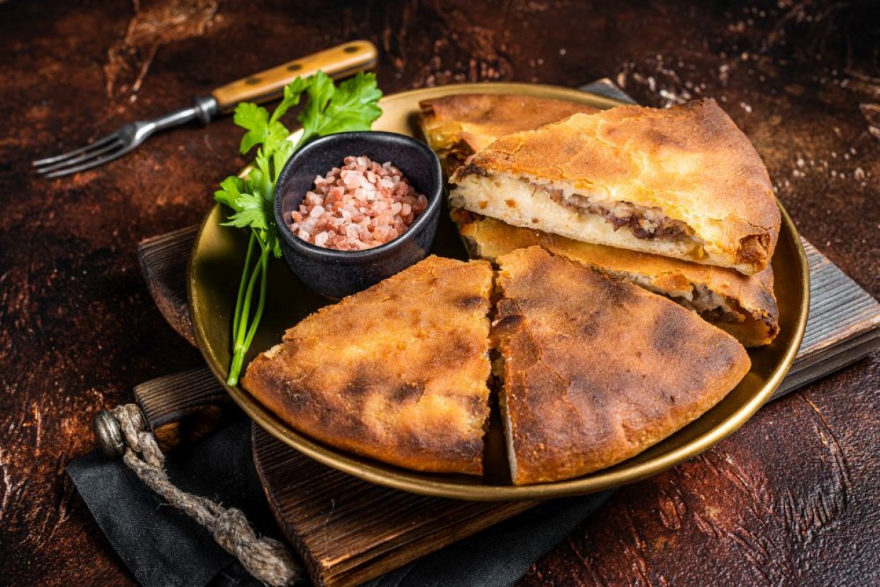 Осетинский пирог с мясом и картошкой Осетинский пирог с мясом и картошкой