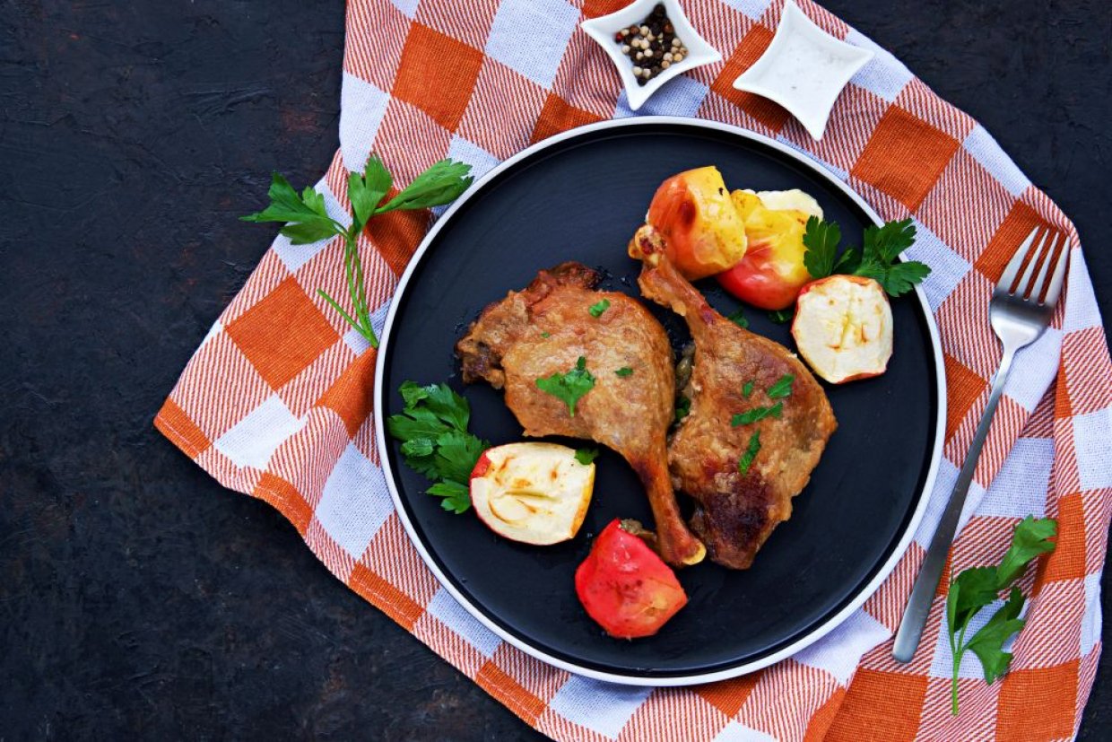Утиные ножки с яблоками в духовке Утиные ножки с яблоками в духовке