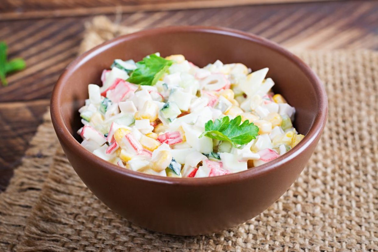 Классический крабовый салат с кукурузой Классический крабовый салат с кукурузой