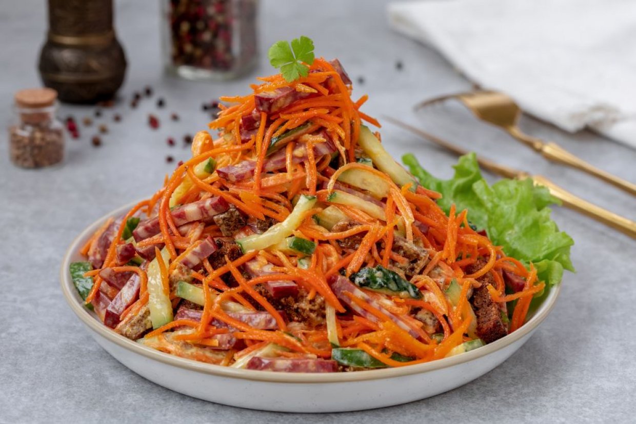Салат Обжорка с кириешками Салат Обжорка с кириешками