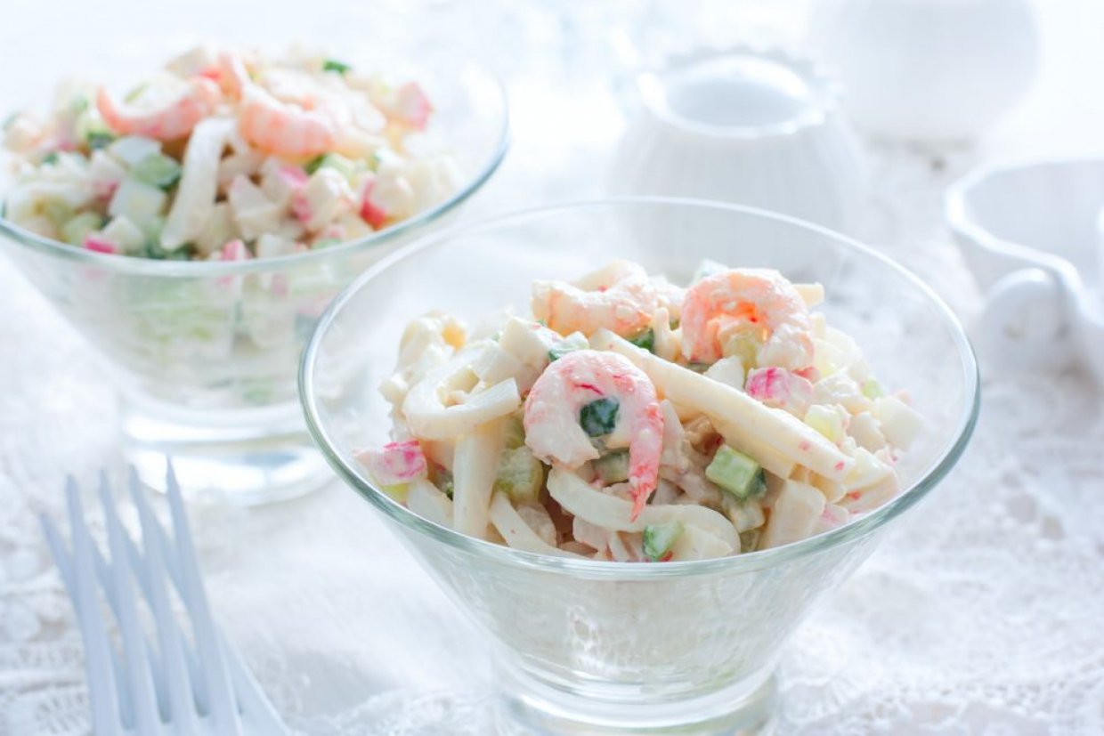 Салат Морской с кальмарами, креветками и крабовыми палочками Салат Морской с кальмарами, креветками и крабовыми палочками