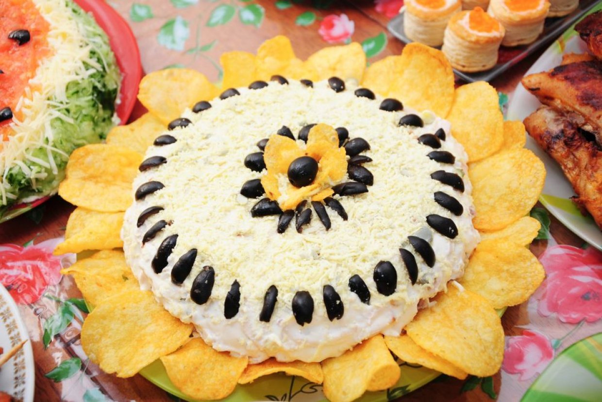 Салат Подсолнух с копченой курицей Салат Подсолнух с копченой курицей
