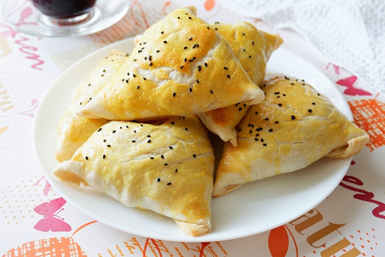 Самса из слоеного теста с курицей и картошкой Самса из слоеного теста с курицей и картошкой