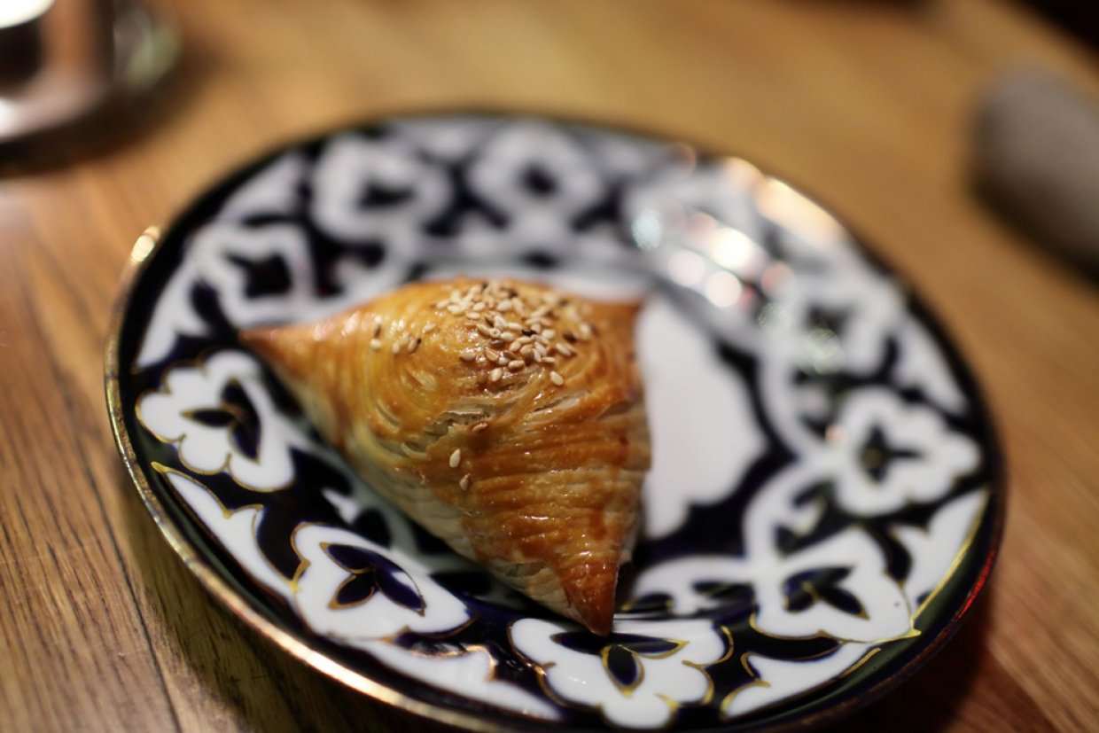 Самса из слоеного теста с мясом и луком в духовке