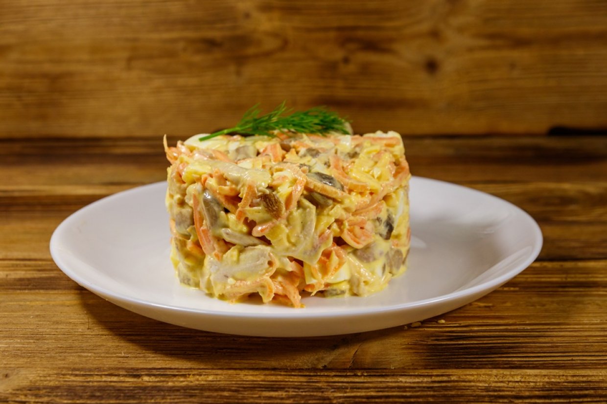 Салат Обжорка с курицей и грибами Салат Обжорка с курицей и грибами