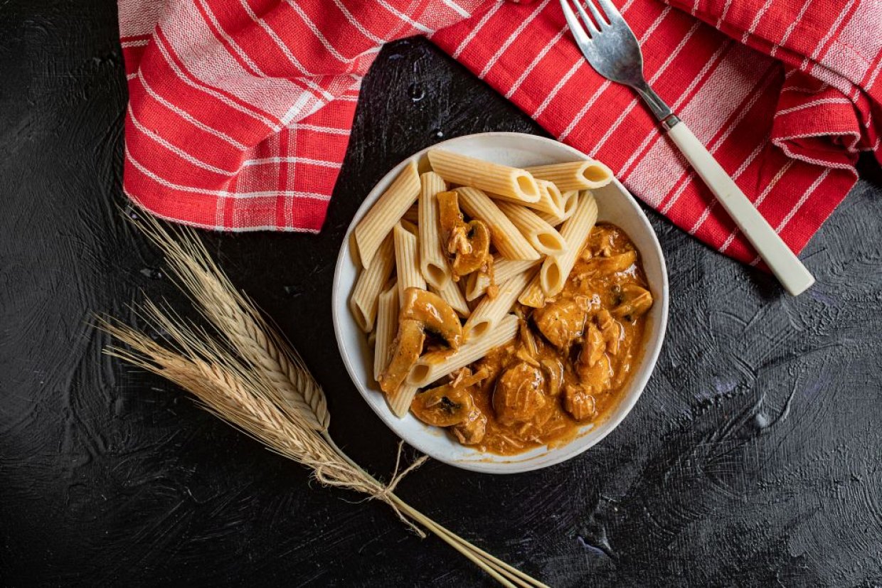 Гуляш из говядины с макаронами Гуляш из говядины с макаронами