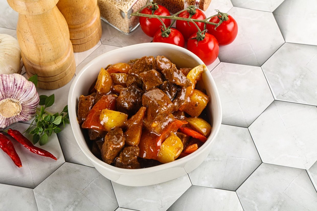 Гуляш из говядины с картошкой Гуляш из говядины с картошкой