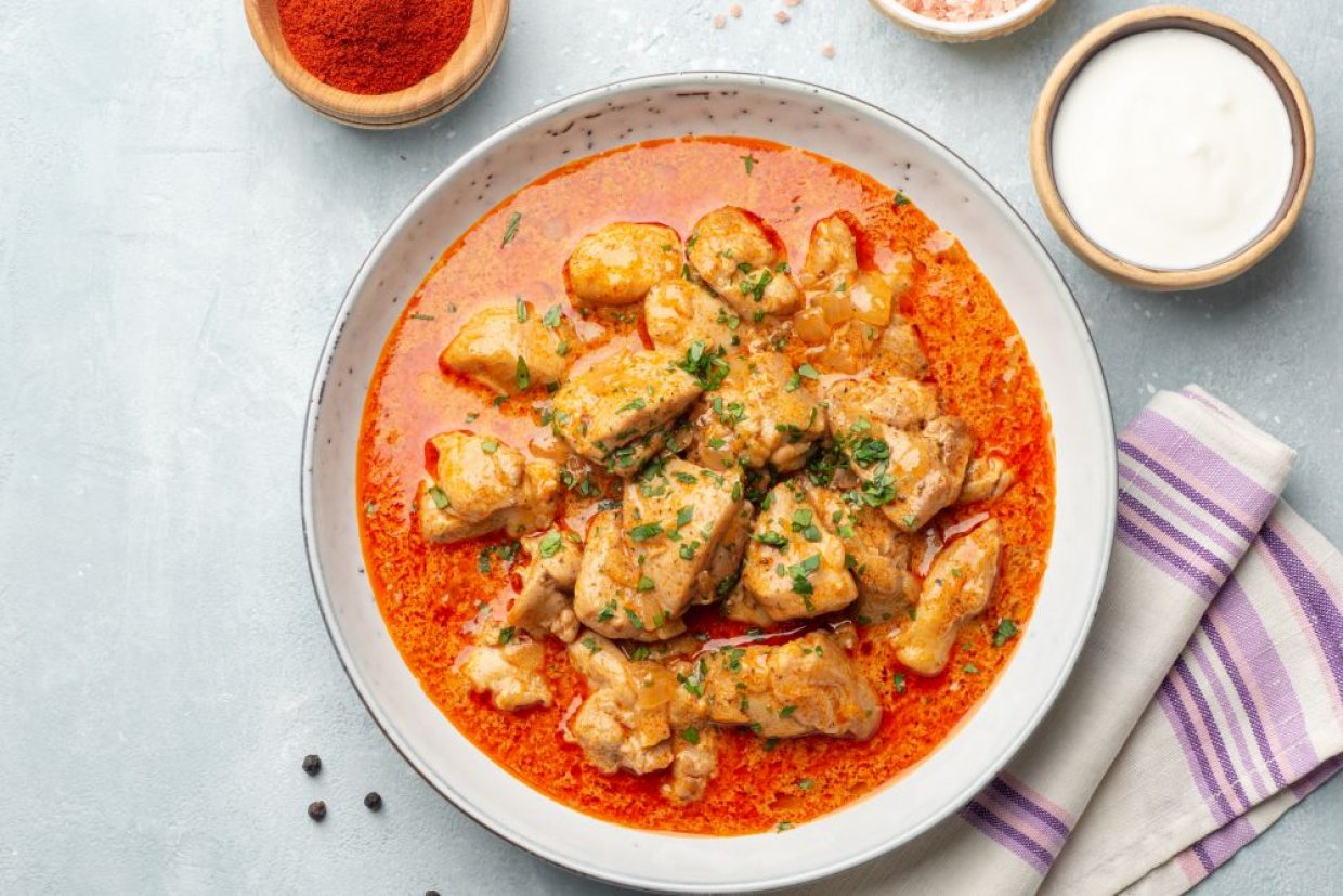 Гуляш из куриного филе с подливкой Гуляш из куриного филе с подливкой