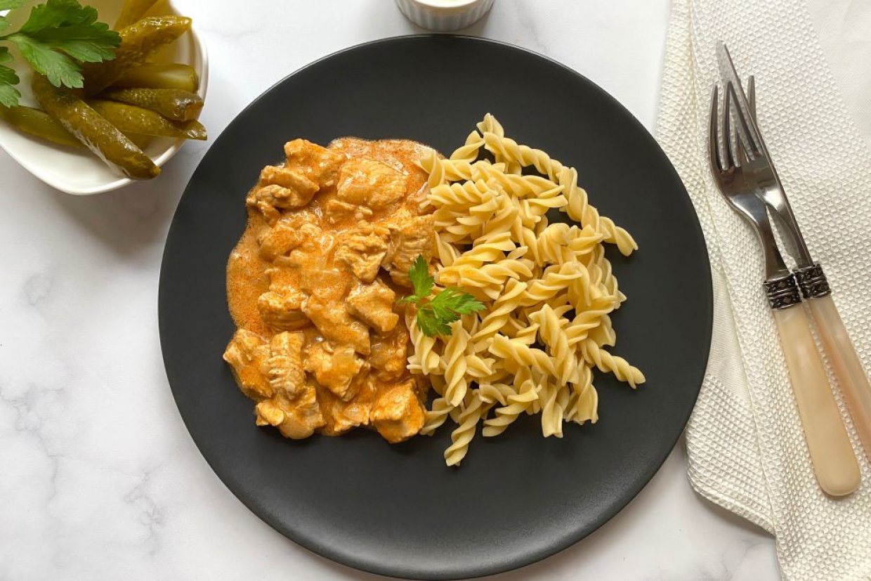 Гуляш из курицы с макаронами Гуляш из курицы с макаронами