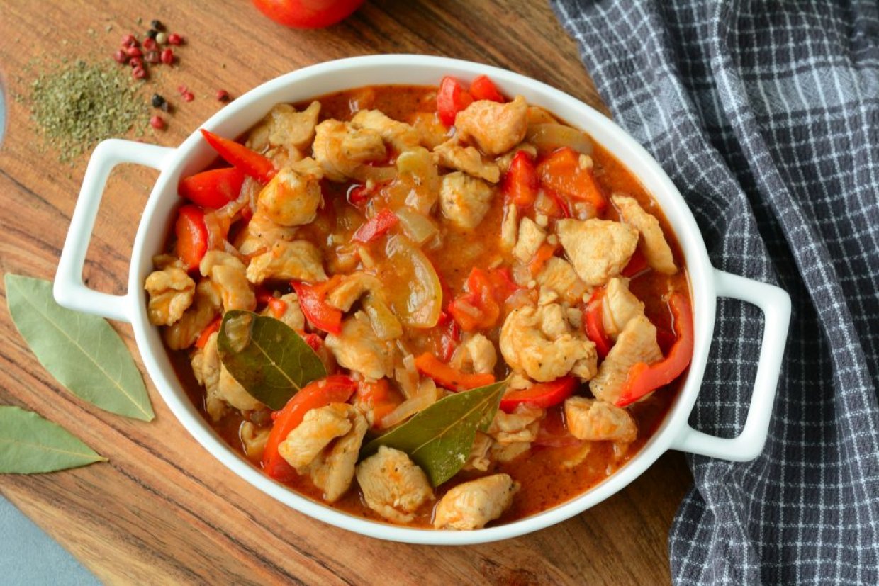Гуляш из курицы с подливкой в мультиварке Гуляш из курицы с подливкой в мультиварке