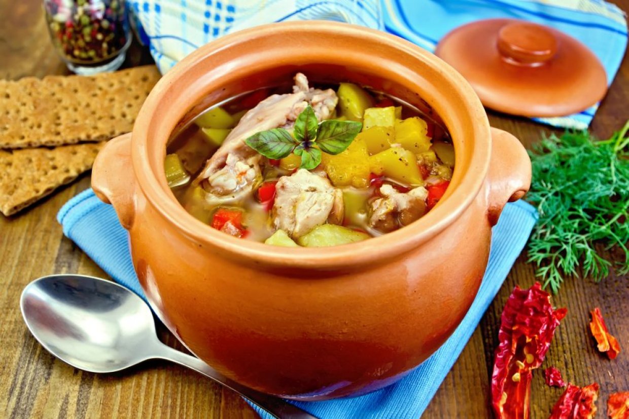 Жаркое с курицей в горшочках Жаркое с курицей в горшочках