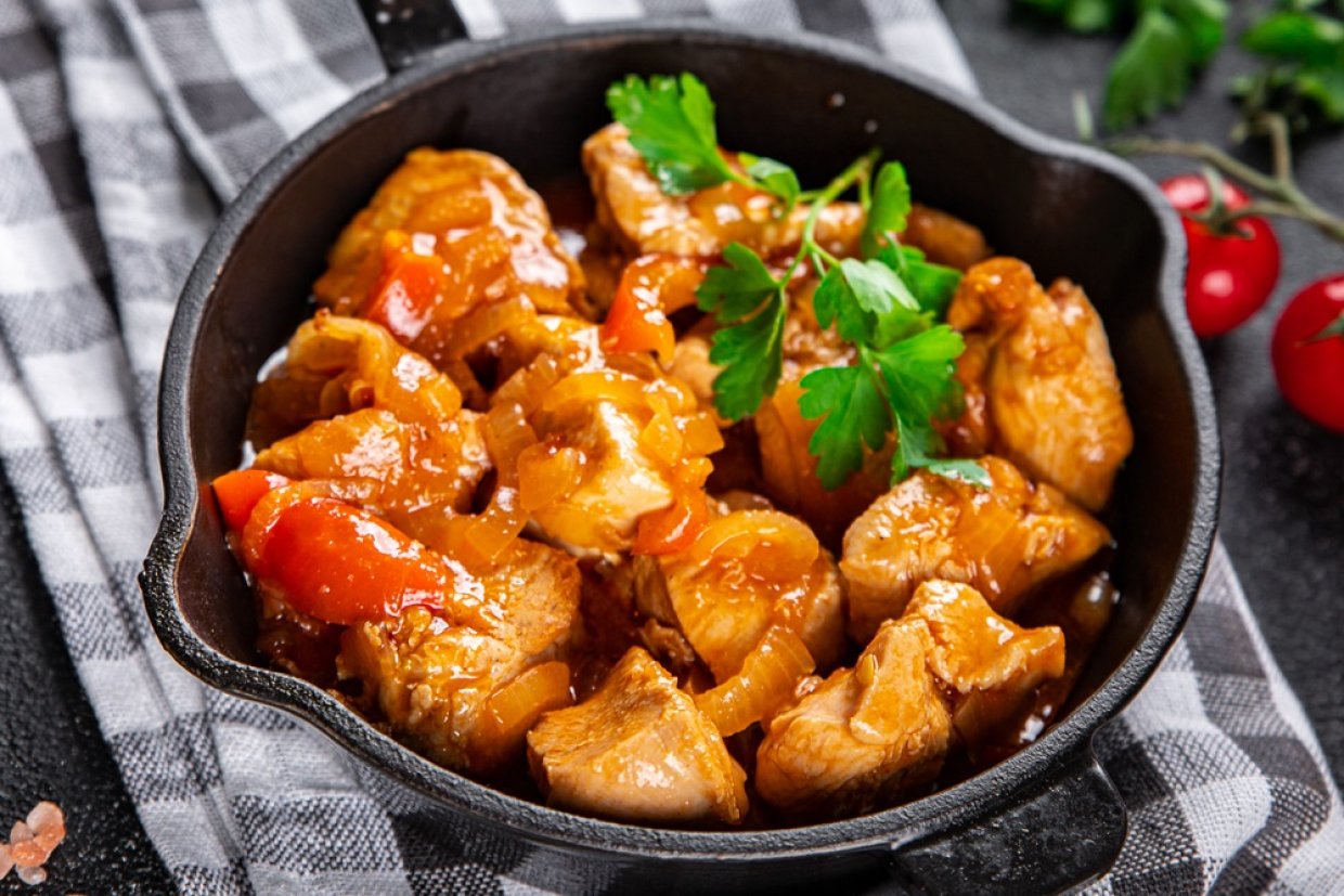 Гуляш из курицы с подливкой