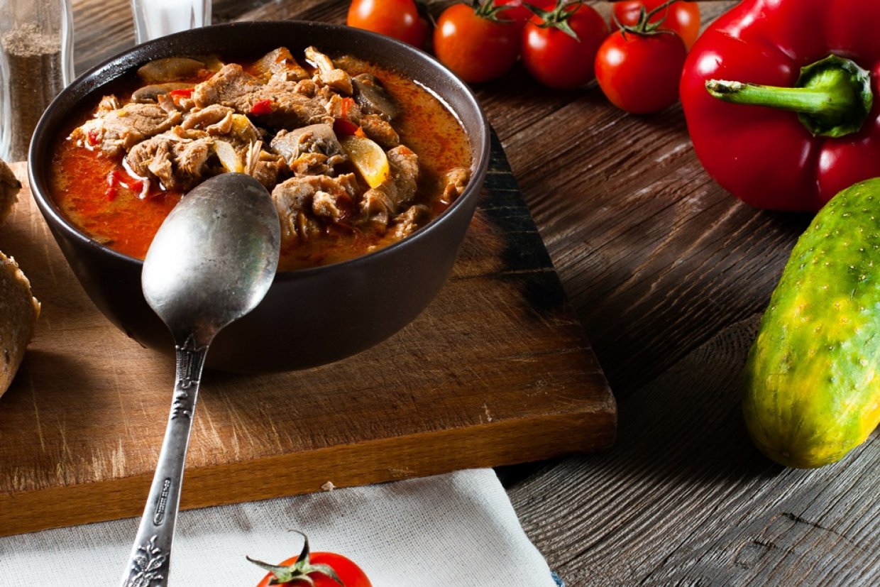 Гуляш с солеными огурцами