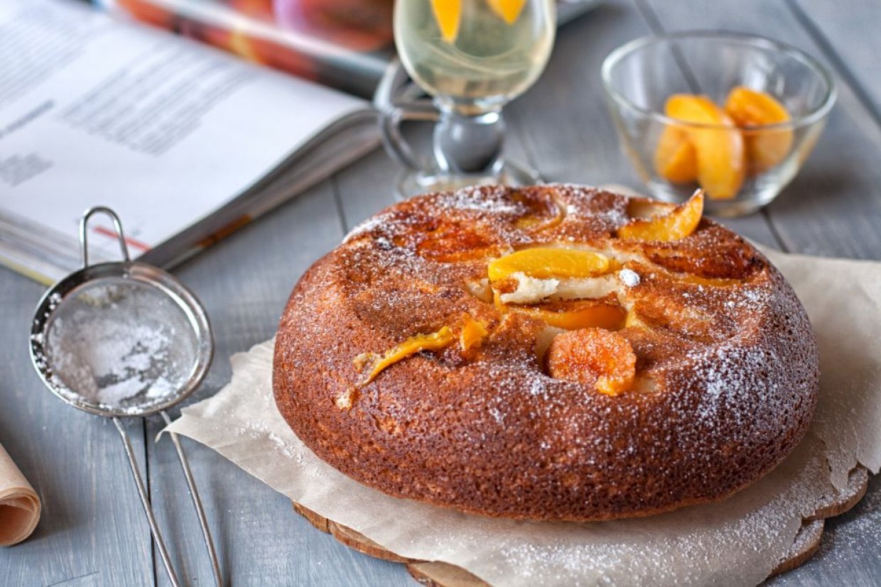 Шарлотка с хурмой Шарлотка с хурмой