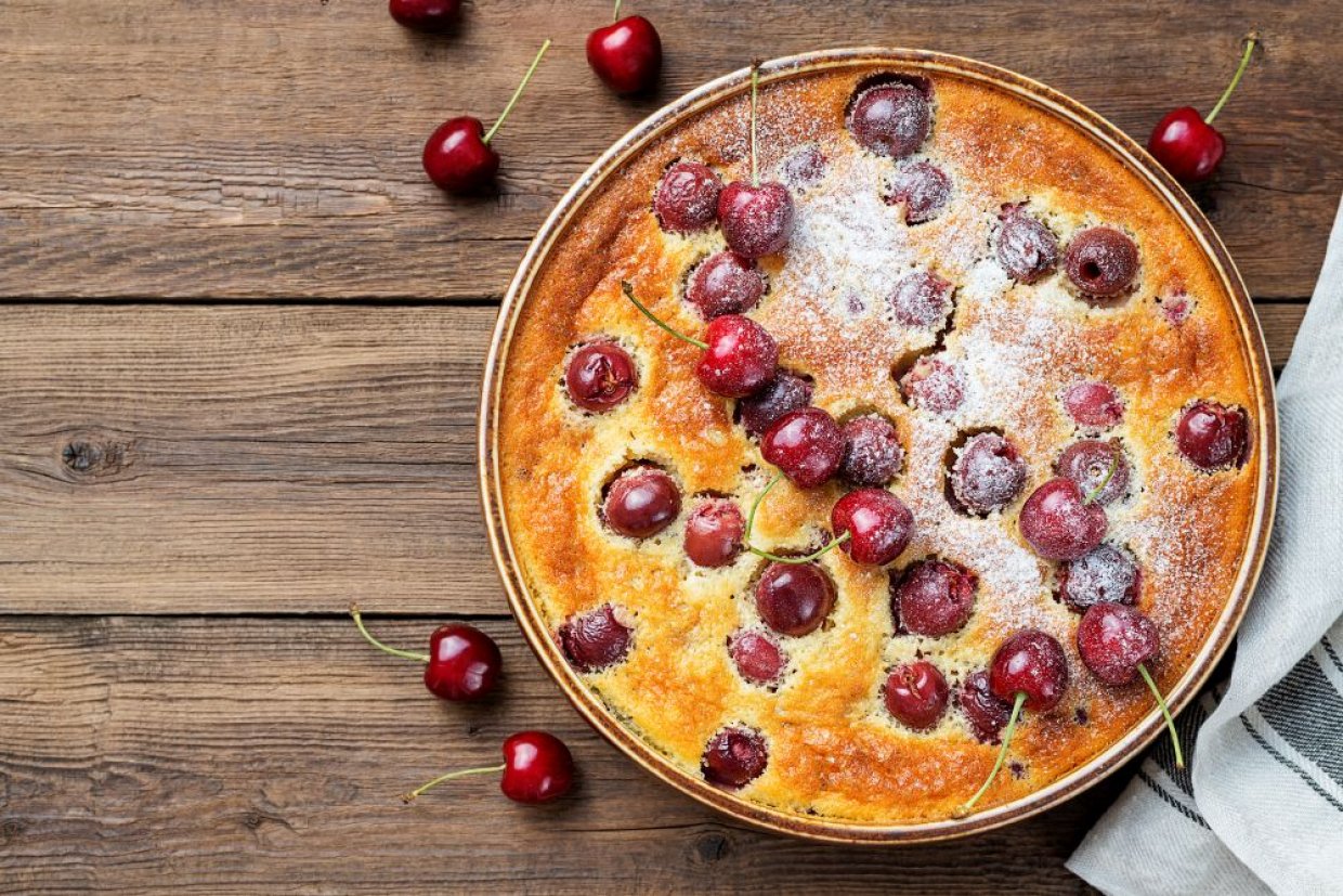 Шарлотка с яблоками и вишней Шарлотка с яблоками и вишней
