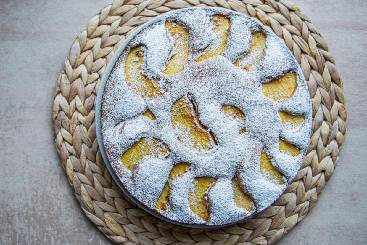 Шарлотка с яблоками и персиками Шарлотка с яблоками и персиками
